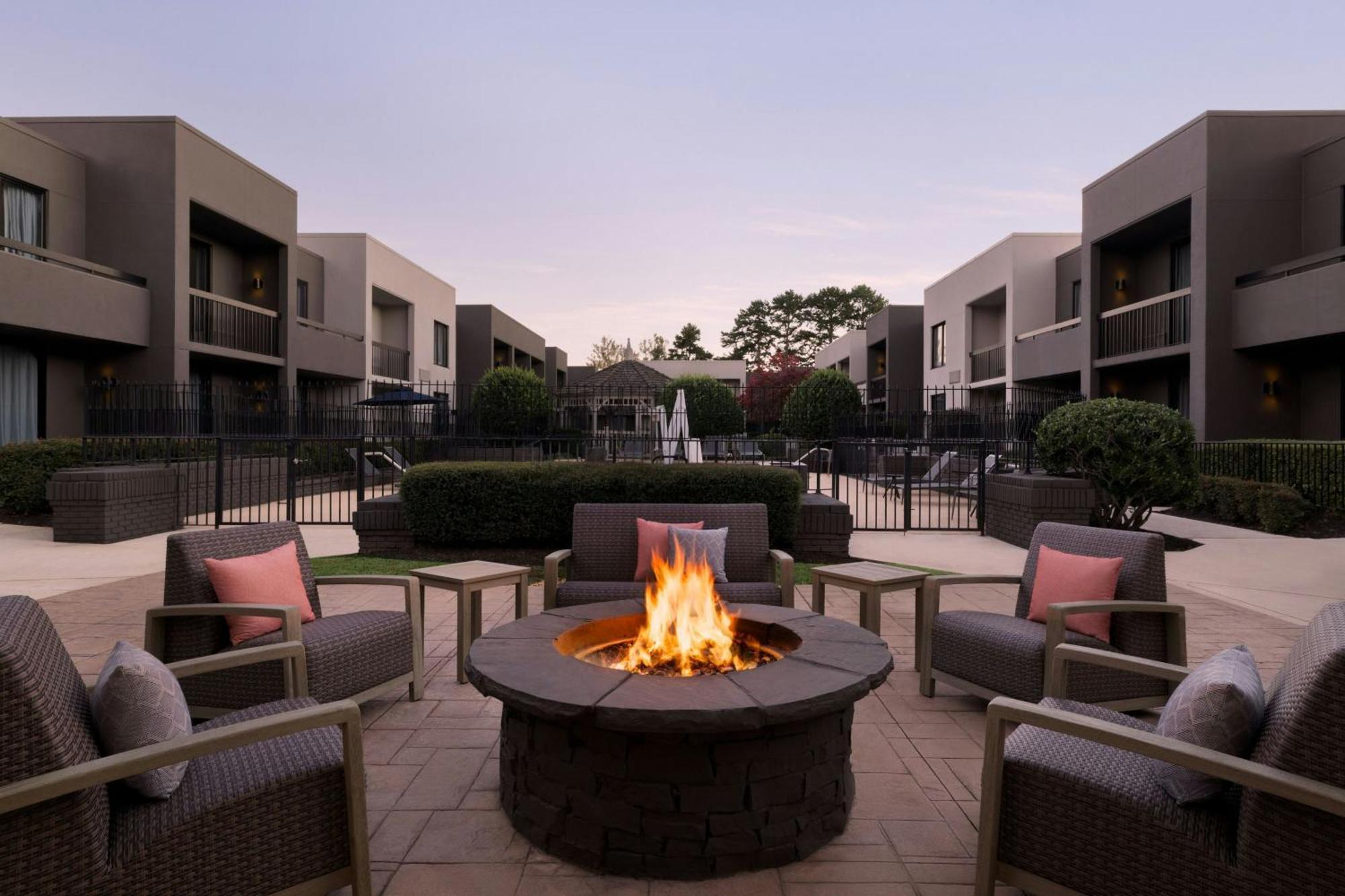 Courtyard Atlanta Northlake Такер Екстер'єр фото